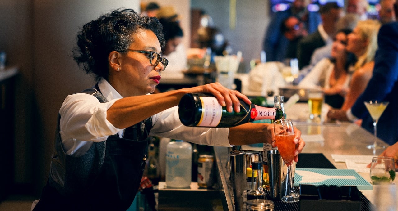 Bel 26 Bartender Moet