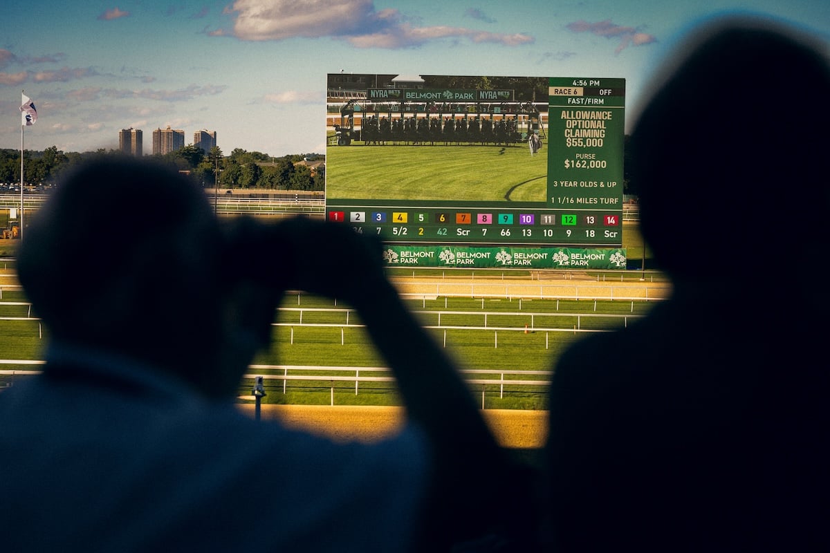 Bel 26 Watching Racing Ben