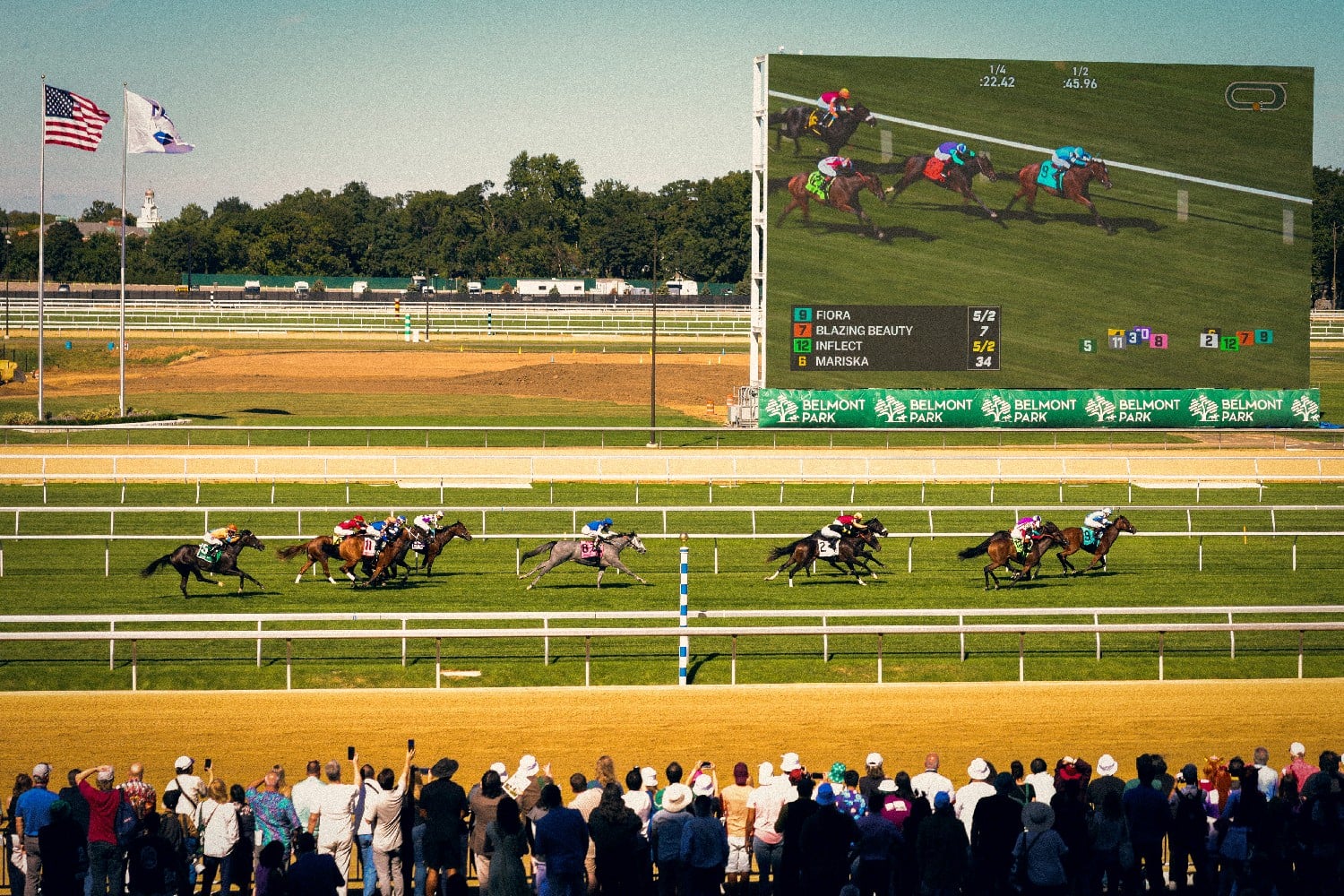 Bel 26 Gallery Racing Crowd Video Board Bw