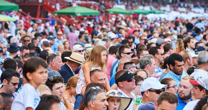 Crowd Nyra Jen